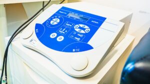 Sprzęt magner plus do terapii ultradźwiękami.