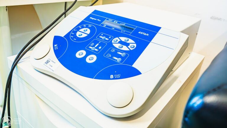 Sprzęt magner plus do terapii ultradźwiękami.