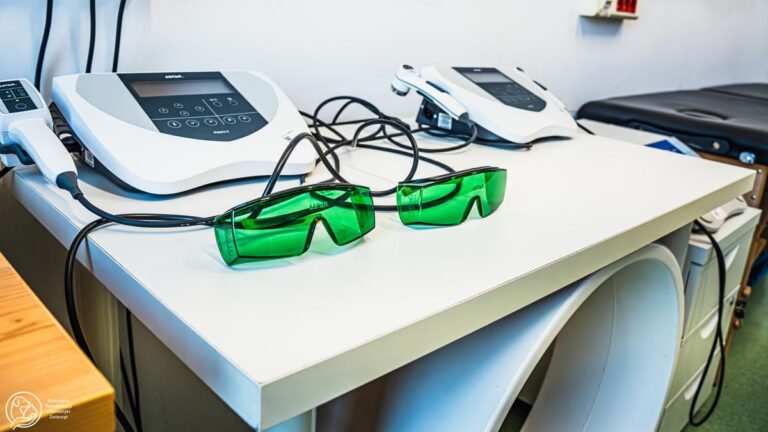 Zielone google i sprzęt rehabilitacyjny do laseroterapii.